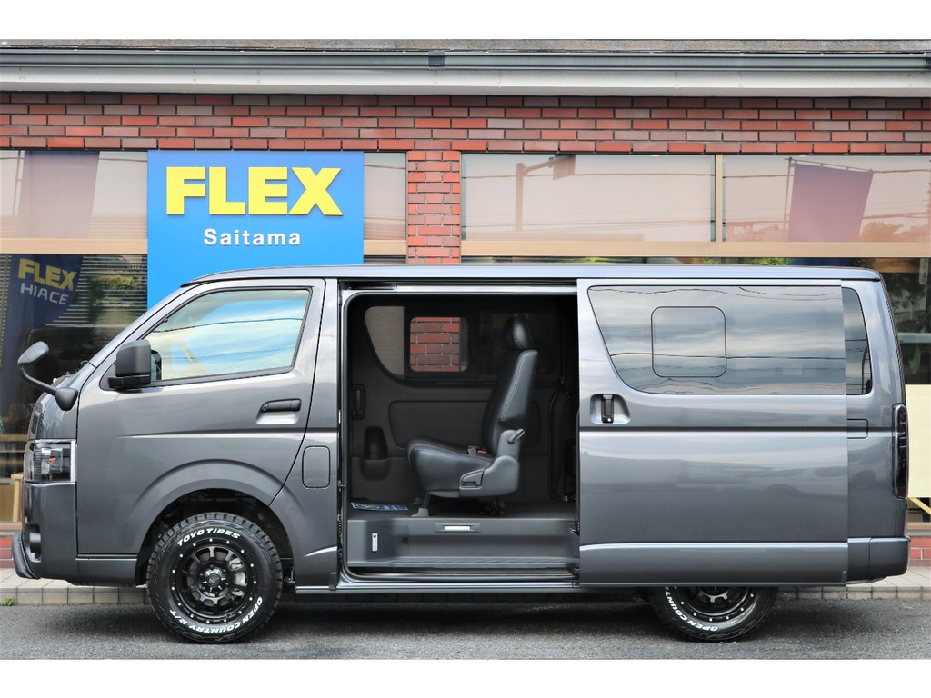 嬉しい小窓付き両側スライドドア！車中泊にもピッタリ☆