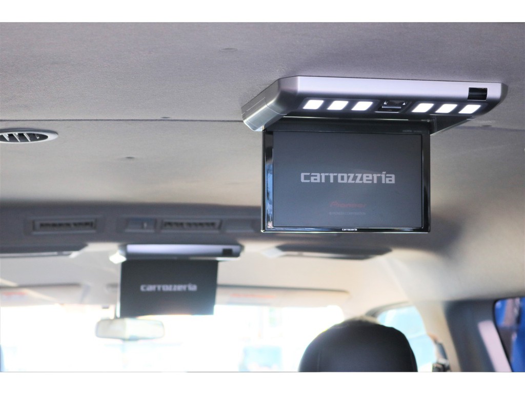 フリップダウンモニターは贅沢に２台搭載されております！