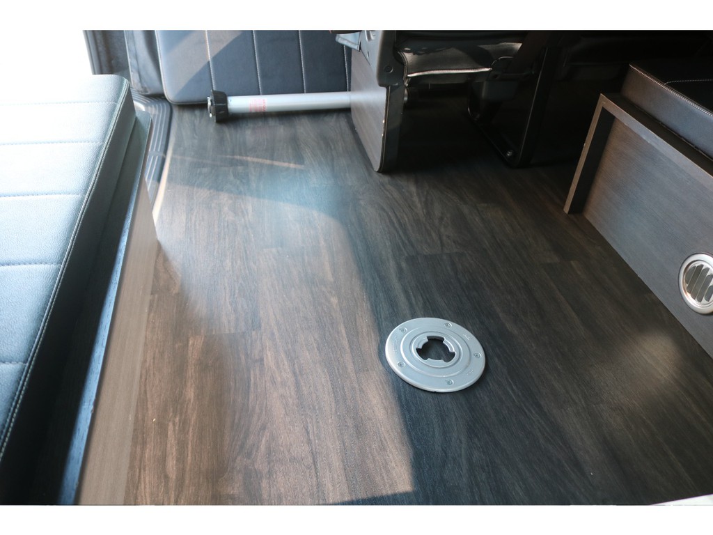 フロア床張り施工済み！