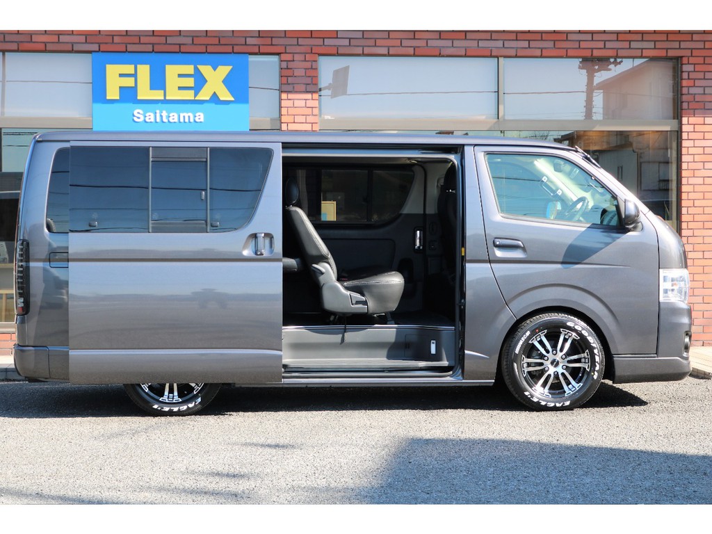 小窓付きスライドドアですので車内泊にもオススメです☆