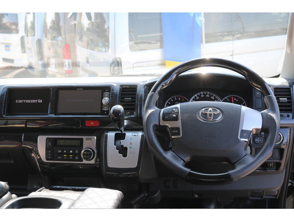 黒木目柄インテリア内装！フロントは嬉しいＷモニター搭載しています♪