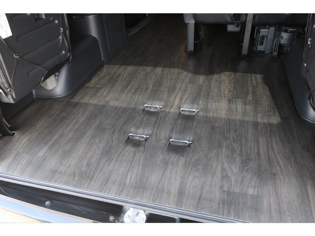 お手入れも楽チンな黒木目柄カーゴマット！