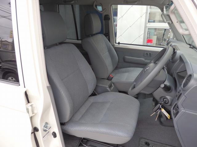 運転席/助手席共に綺麗なシートです♪