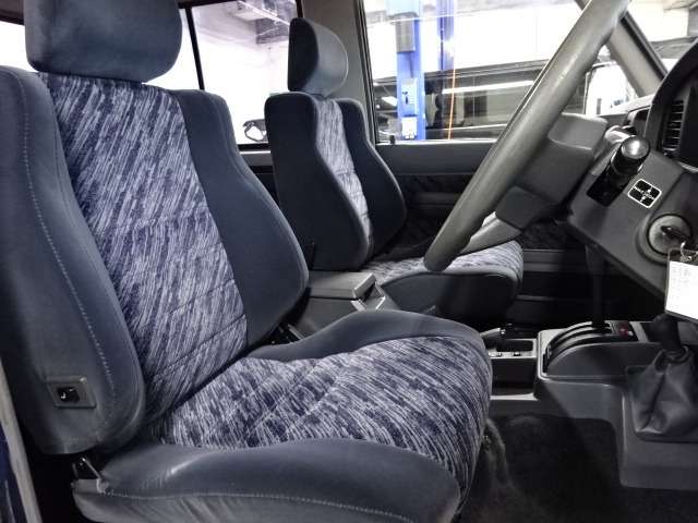ホールド感のあるシートなので長時間の運転も楽ですよ！