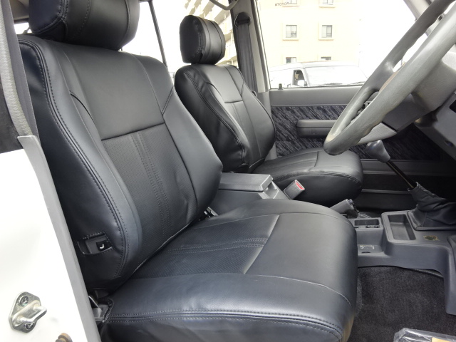 ホールド感のあるシートなので長時間の運転も疲れにくいです！