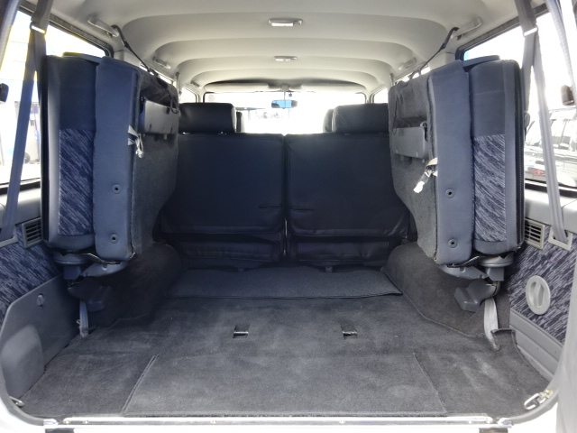 ３列目シートを跳ね上げれば広い荷室が確保できます！キャンプやアウトドアにはぴったりですね！