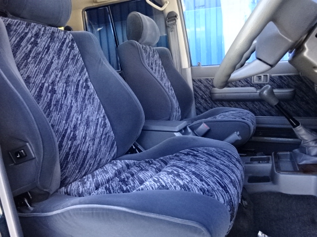ホールド感のあるシートなので長時間の運転も疲れにくいです！