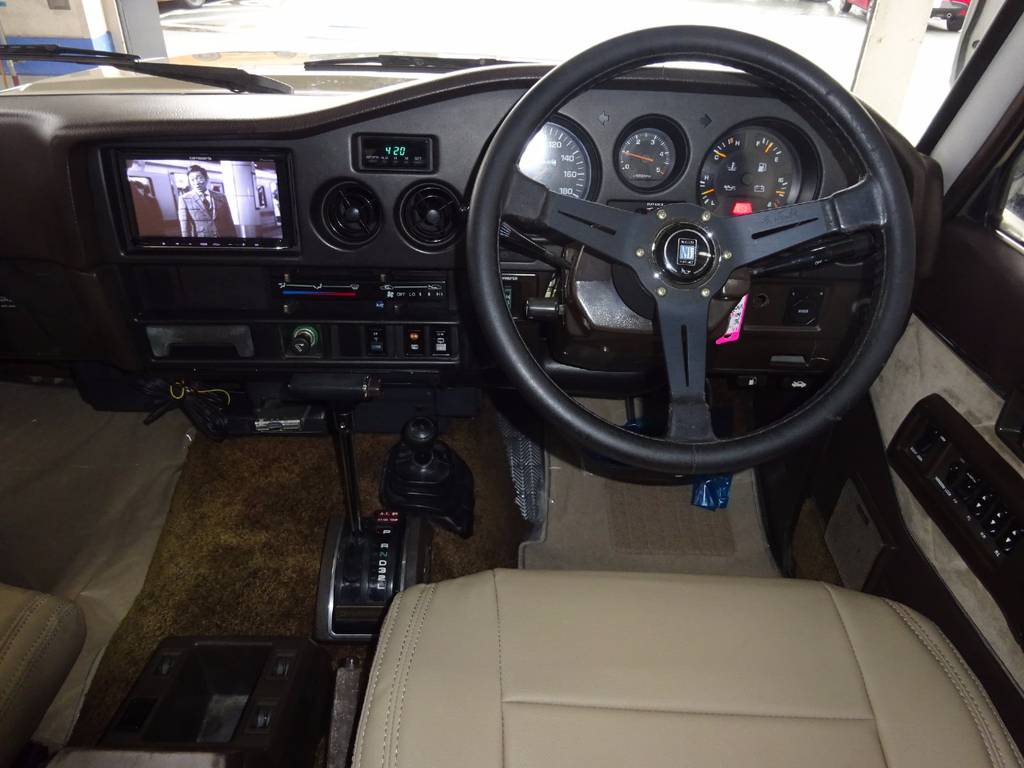 オートマチック車です！ナルディのステアリングがカッコいいですね！