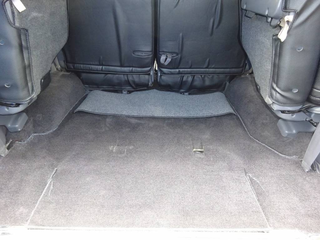３列目シートを跳ね上げれば広い荷室が確保できます！
