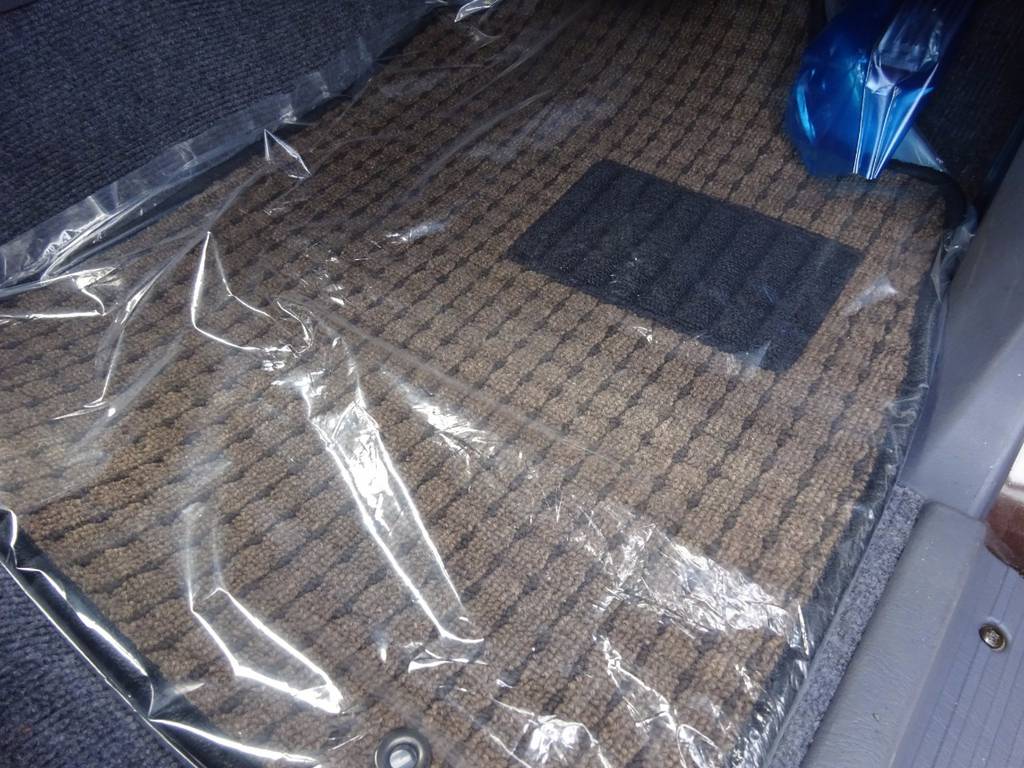 新品のオリジナルフロアマット。お洒落なデザインですね。