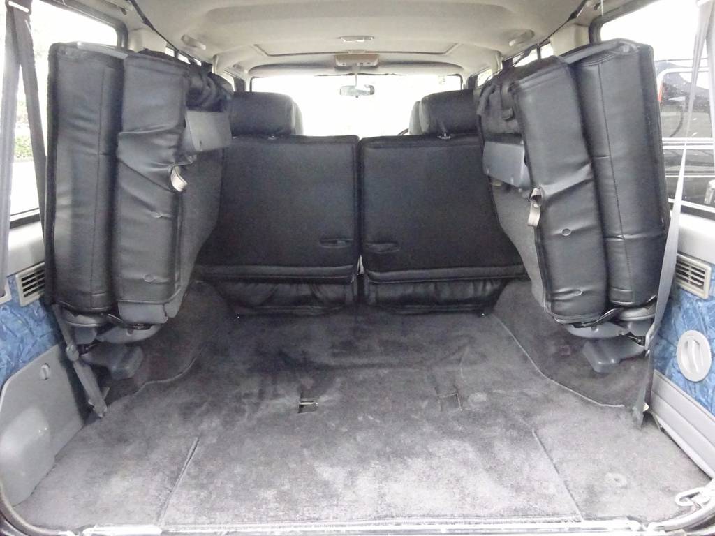 ３列目シートを跳ね上げれば広い荷室を確保する事が可能です！