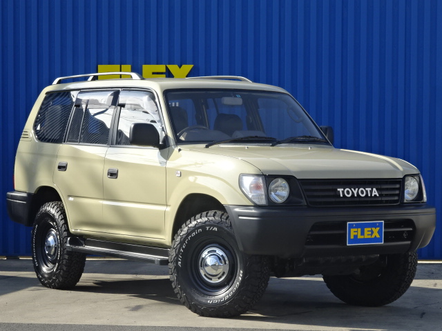 丸目のライトがお洒落ですね。ＴＯＹＯＴＡグリルもワンオフ加工、取り付け。