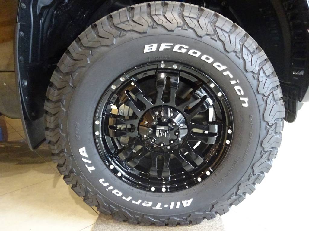 タイヤサイズをよくお問合せ頂きますが２８５/７０R/17です。
