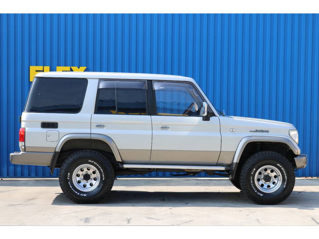横から見てもとっても存在感のあるお車ですね！駐車場で目を引く事間違いなし！