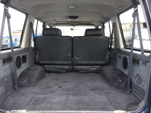 ３列目は取っ払ってある為、荷室を大きく使えますね！キャンプ道具も積み放題です！