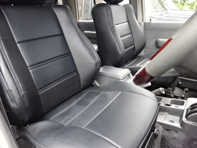 ホールド感のあるシートなので長時間の運転も疲れにくいです。