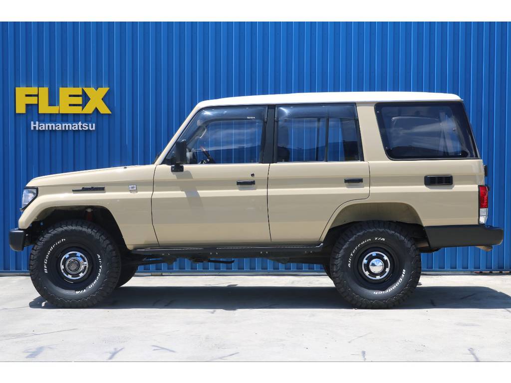 ２インチリフトアップされているので純正車高と比べると迫力が違います。