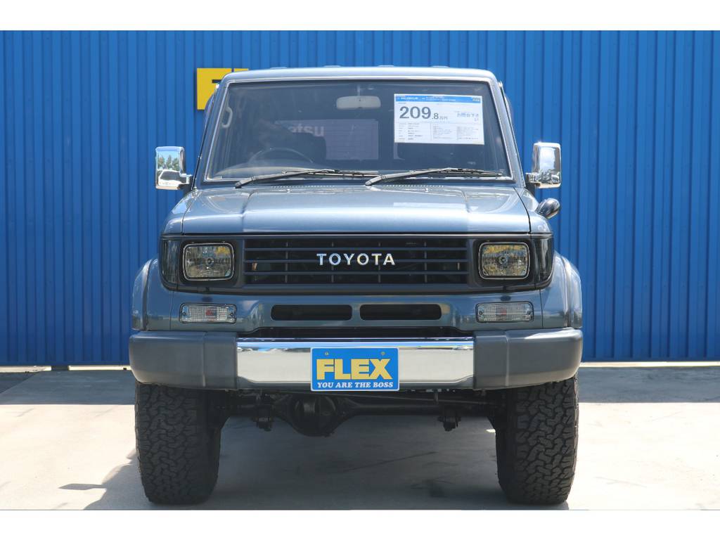 フロントグリルもブラックペイント施工致しました。TOYOTAロゴは敢えてメッキがワンポイント！