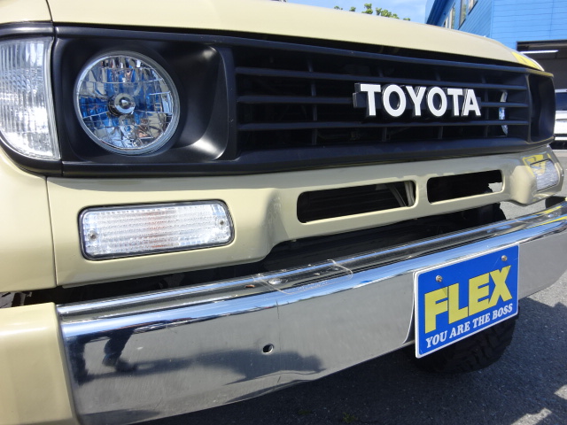 丸目換装だけでも一際目立ちますが、グリルもオリジナルにて製作致しました。TOYOTAロゴがクラシカルでカッコいいですね！