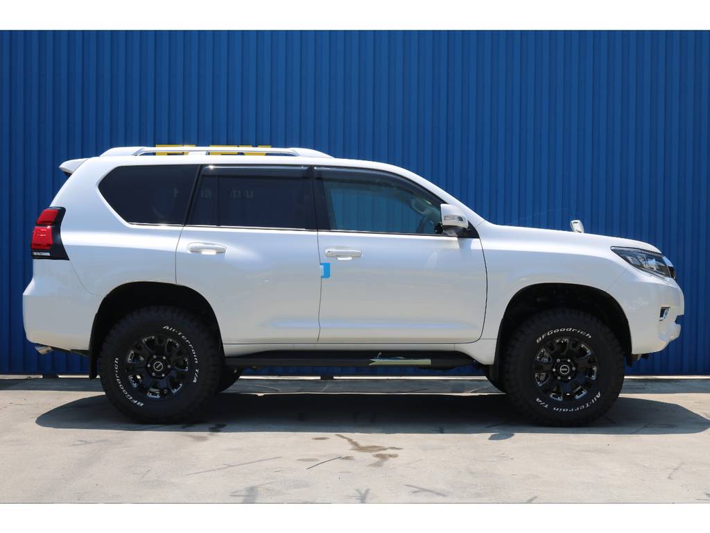 タイヤは純正より一回り大きい【285/70R17】BFグッドリッチAT。AWはRAY'S【17インチ】をインストールしました。
