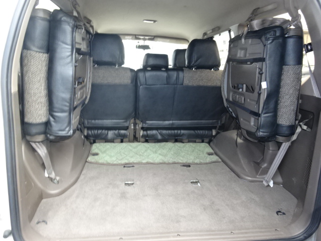 サードシートを跳ね上げれば沢山の荷物を詰め込む事が可能です。