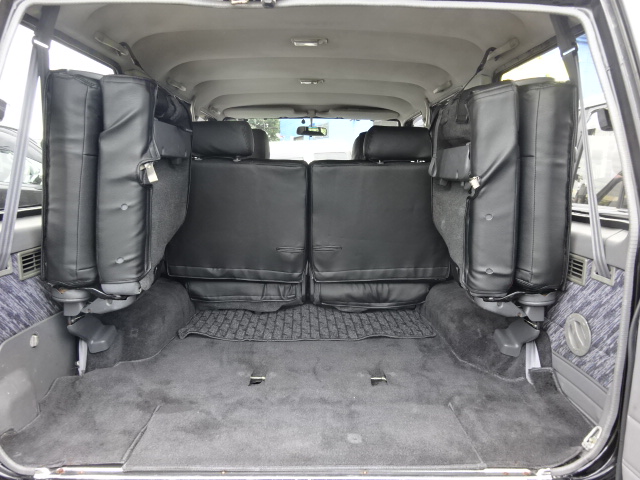３列目シートを跳ね上げればご覧の通り、広い荷室が確保出来ます。キャンプ道具を積んで山へ行く道中も楽しくなる事間違いなしですね！