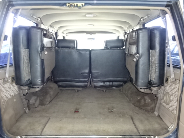 サードシートを跳ね上げれば広い荷室が確保出来ます。沢山の荷物を積むことが出来ますね。