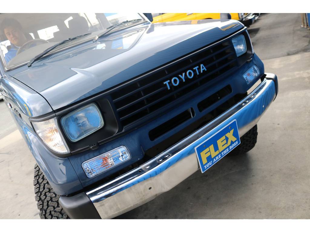 フロントグリルはブラックアウトしTOYOTAロゴはメッキで敢えて残しました。引き締まった印象を与えますね。