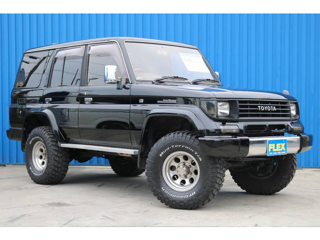 グリルをＴＯＹＯＴＡを強調する形でブラックアウト！！オレンジのコーナーレンズもお洒落ですね。