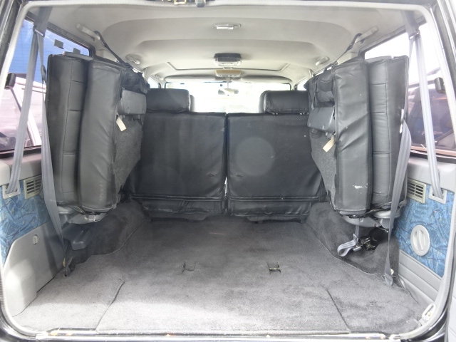 サードシートを跳ね上げれば広い荷室が確保出来ます。