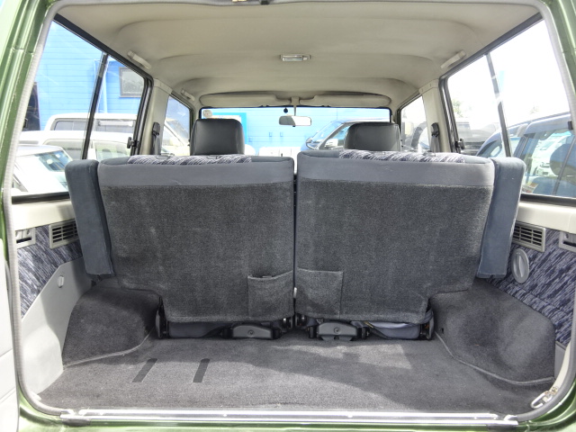 セカンドシートを上げれば荷物も沢山入れる事が出来ます！
