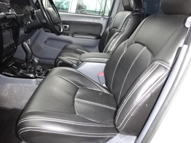 内張りも張替えてありますので室内も落ち着いていてカッコイイ仕上がりです。