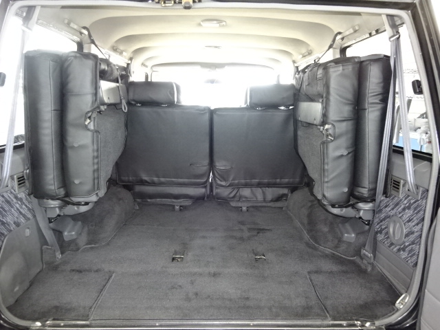 サードシートを跳ね上げれば広い荷室が確保出来ます。