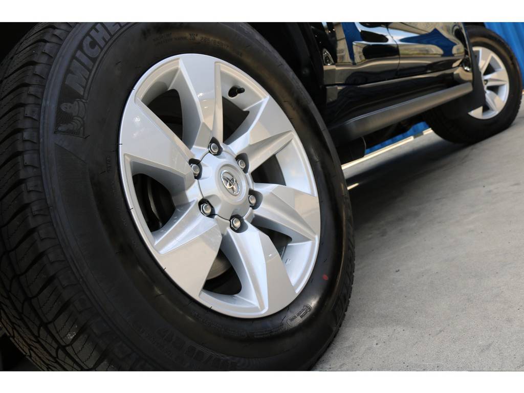 お気づきでしょうか？現行の１５０プラドのAWです。新車外しを装着しております。
