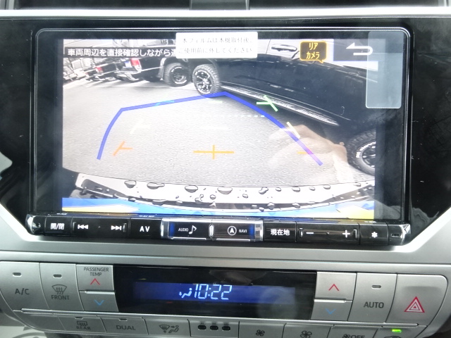 バックカメラも付いておりますので、車庫入れも楽々です！