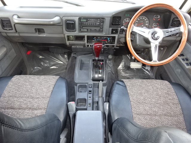 前席も古き良き時代の車って感じで良いです！！
