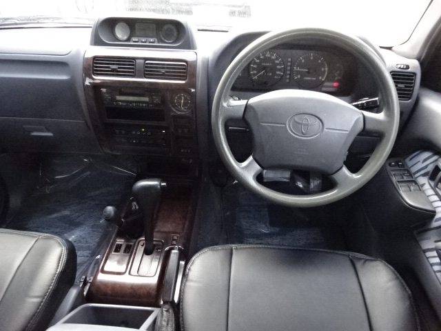 前席の古き良き時代の車って感じがたまらないですね！