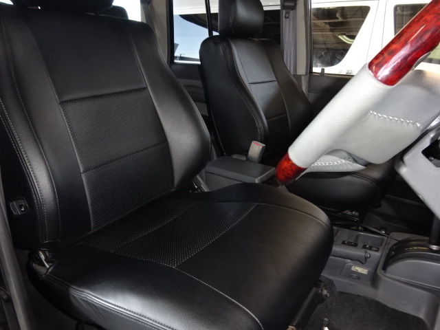 ホールド感のあるシートで長時間の運転も疲れに構造になっております。