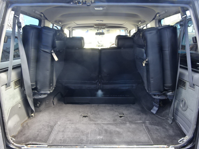 ３列目シートを跳ね上げれば広い荷室が確保出来ます。