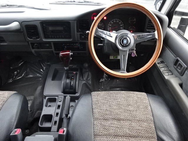 新品ナルディハンドル、ウッドシフトと高価な装備も装着しました。