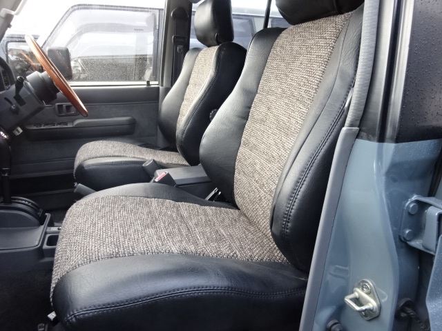 オリジナルクラシックシートカバー装着。内張りとの相性もＧＯＯＤです。