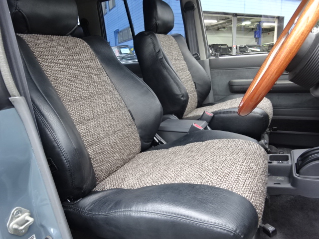 ボディカラーにも良く合うシートカバーにナルディのハンドルと完璧な組み合わせです。