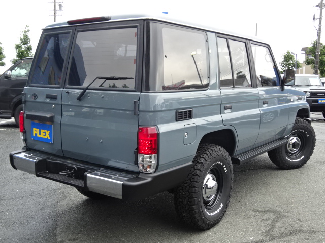 背面タイヤレス仕様で、カクカクしたデザインがより際立ちますね。