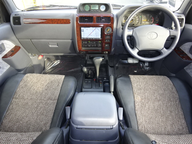 ウッドパネル付きで上品な車内ですね。