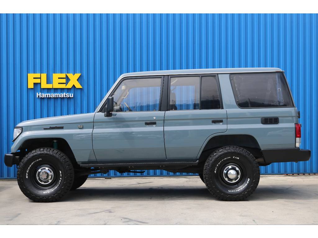ＪＥＥＰ純正カラーのアンヴィルグレーがカクカクした車体にとっても似合いますね。