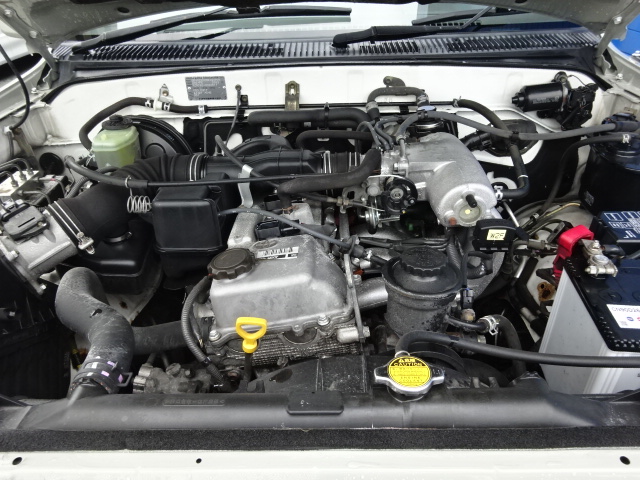 ２７００ccの耐久性の高いエンジンです。