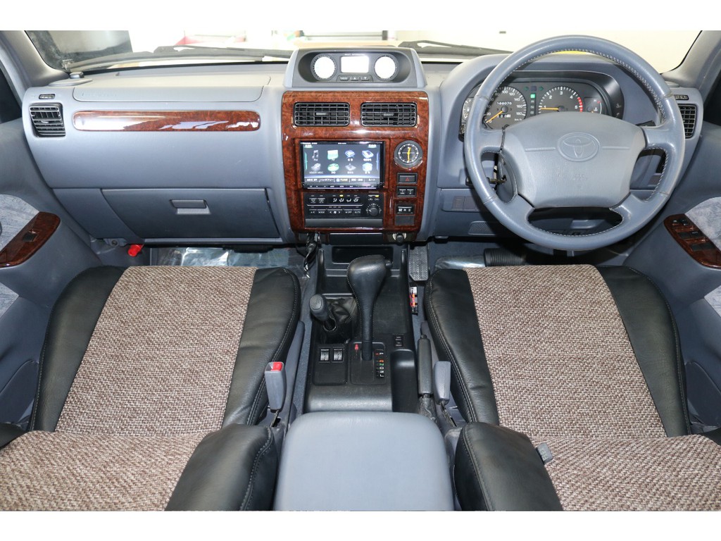 ストラーダナビ付き。新品クラシックシートカバー取り付け。