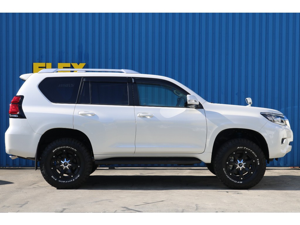 タイヤサイズも純正より大きくし、車高とのバランスもグッドな一台です！
