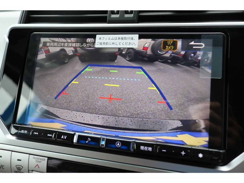 バックカメラ付きで駐車も安心です。