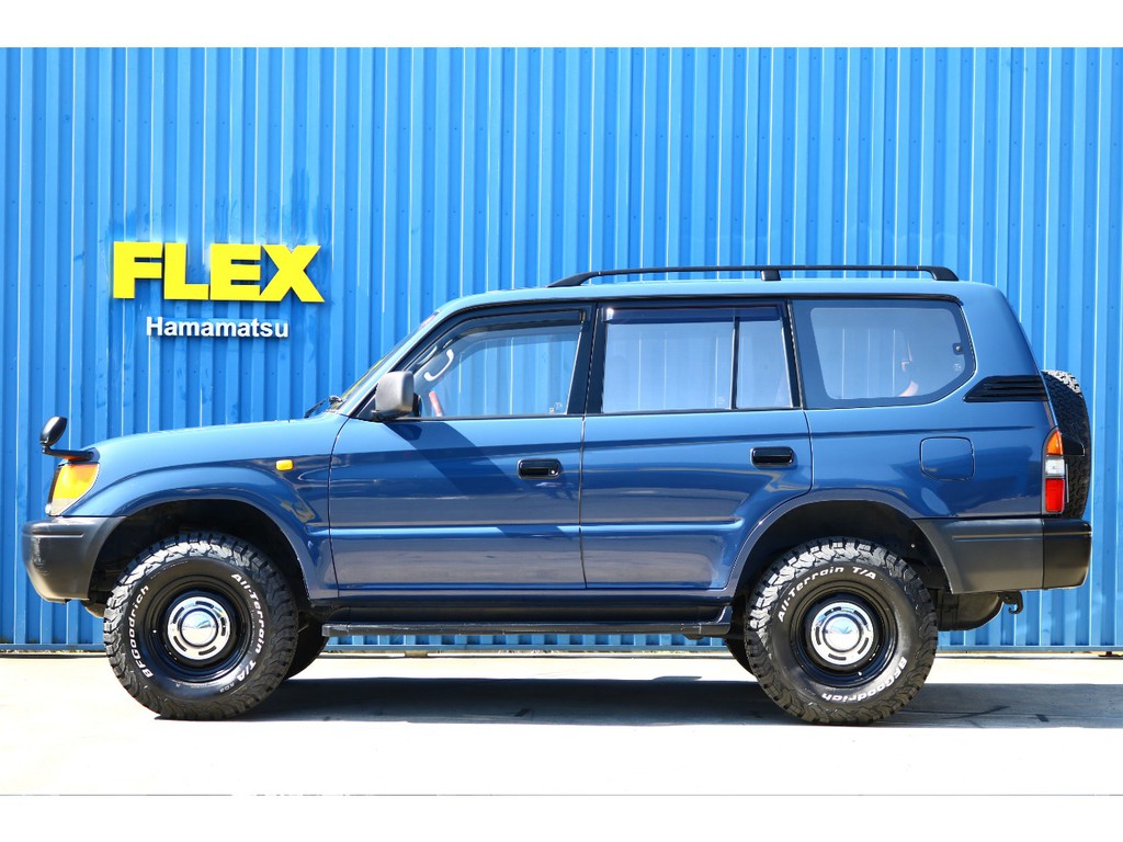 長さ476cm、幅182cm、高さ196cmのボディサイズです。